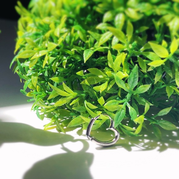 ✨NEW✨ s925 Sterling Silver Stamped Heart Shape Hoop Earrings - Picture 2 of 4